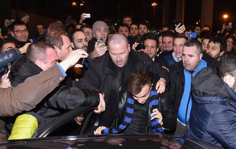 Nebunie în Italia! Shaqiri a fost scos cu bodyguarzii din aeroport / GALERIE FOTO