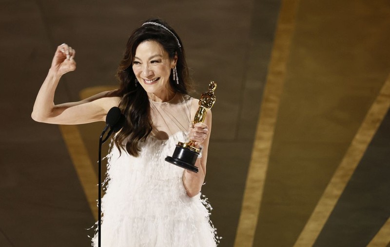 Michelle Yeoh a câștigat Oscarul pentru cea mai bună actriță în rol principal și devine prima femeie asiatică laureată a premiului