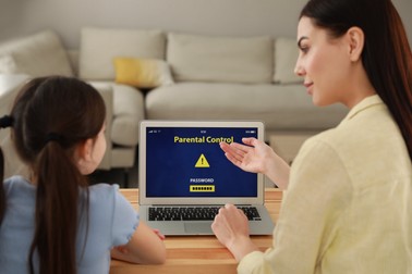 Poți configura controlul parental pentru aplicații și jocuri, muzică, filme, seriale și cărți