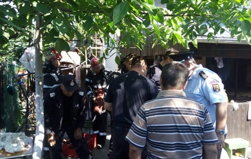Un copil de 5 ani a fost salvat de unchiul său, după ce a căzut într-o fântână. Pompierii erau încă pe drum