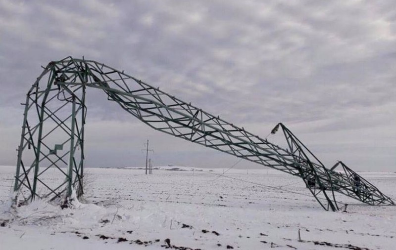 "Exact ca-n Evul Mediu"! Peste 45.000 de familii nu au curent electric și zeci de localități sunt fără apă, în Timiș și Caraș, la o zi după codul portocaliu