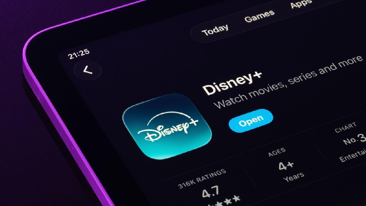 Aplicația Disney Plus pictograma afișată pe recentul iPad Air în App Store.