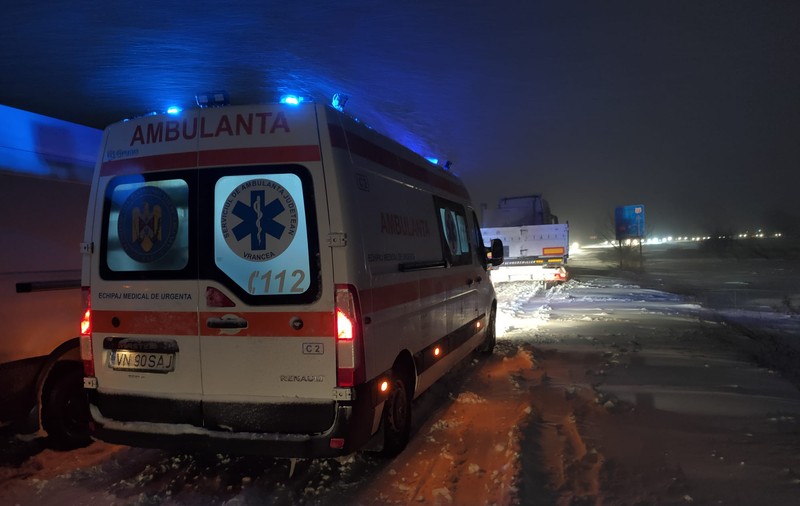 Ambulanță care transporta un pacient la spital, blocată în drum din cauza unui TIR derapat pe șosea, în Vrancea
