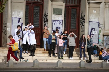 Bucureștenii privesc eclipsa din Piața Universității. | Foto: Dumitru Angelescu / Libertatea