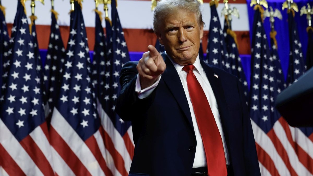 Donald Trump a retras acreditările jurnaliștilor de la CNN, MS NOW și Politico, acuzându-i de difuzarea de „știri false”. Foto: Getty Images