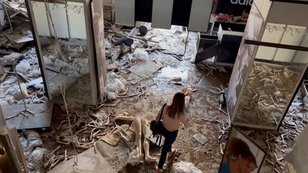 Interiorul clădirii distruse unde se afla un magazin