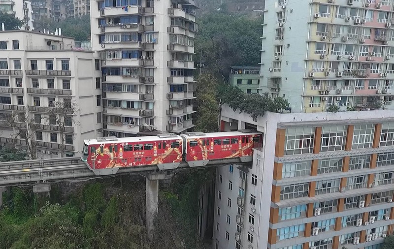 Un tren traversează un bloc cu 19 etaje. Construcția din China care a uimit întreaga lume