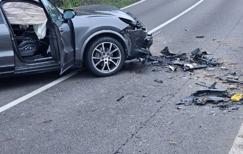 Bolid Porsche Macan, implicat într-un accident grav pe Valea Oltului. Circulația pe DN 7 e complet blocată, a fost chemat elicopterul SMURD