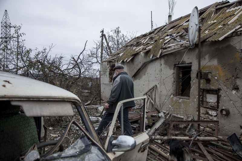 Un bărbat în vârstă, printre ruinele casei sale | Foto: Profimedia