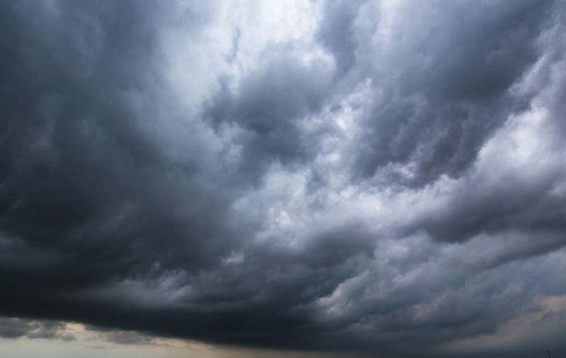 12 județe intră la noapte sub alertă meteo de ploi torențiale. Vreme severă în toată țara până sâmbătă dimineață