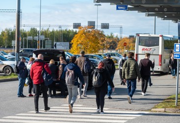 Rușii trec lunar granița în Finlanda, mulți dintre ei fiind doar în vizită