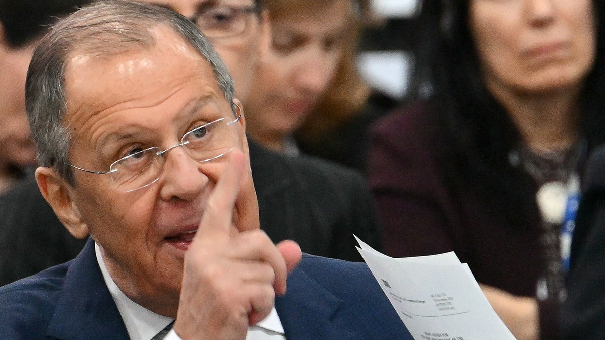 Ministrul de externe al Rusiei, Serghei Lavrov, gesticulează în timp ce participă la sesiunea plenară a celui de-al 31-lea summit ministerial al Organizației pentru Securitate și Cooperare în Europa (OSCE) în Ta'Qali, Malta, pe 5 decembrie 2024.