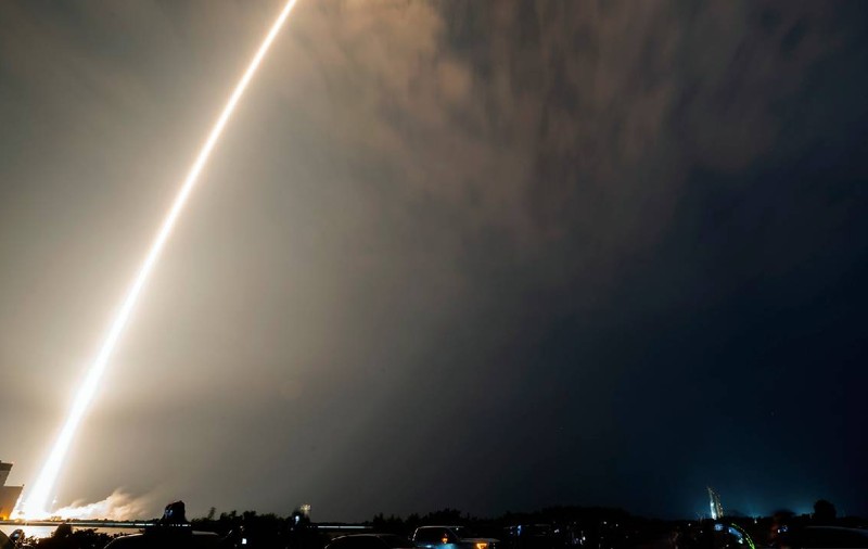 Racheta SpaceX a lui Elon Musk, scăpată de sub control, se va izbi de Lună cu peste 8.700 km/h lângă craterul Einstein