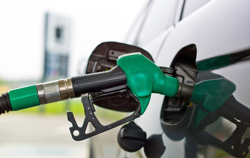 Anunț important pentru șoferi. De la 1 ianuarie, schimbări privind vânzarea benzinei la pompă. Mesajele care vor apărea în benzinării