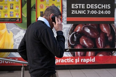 „Vecinii” din „satul” lui Sorin l-au ajutat să aibă un telefon mobil și o cartelă, ca să-și poată suna copiii