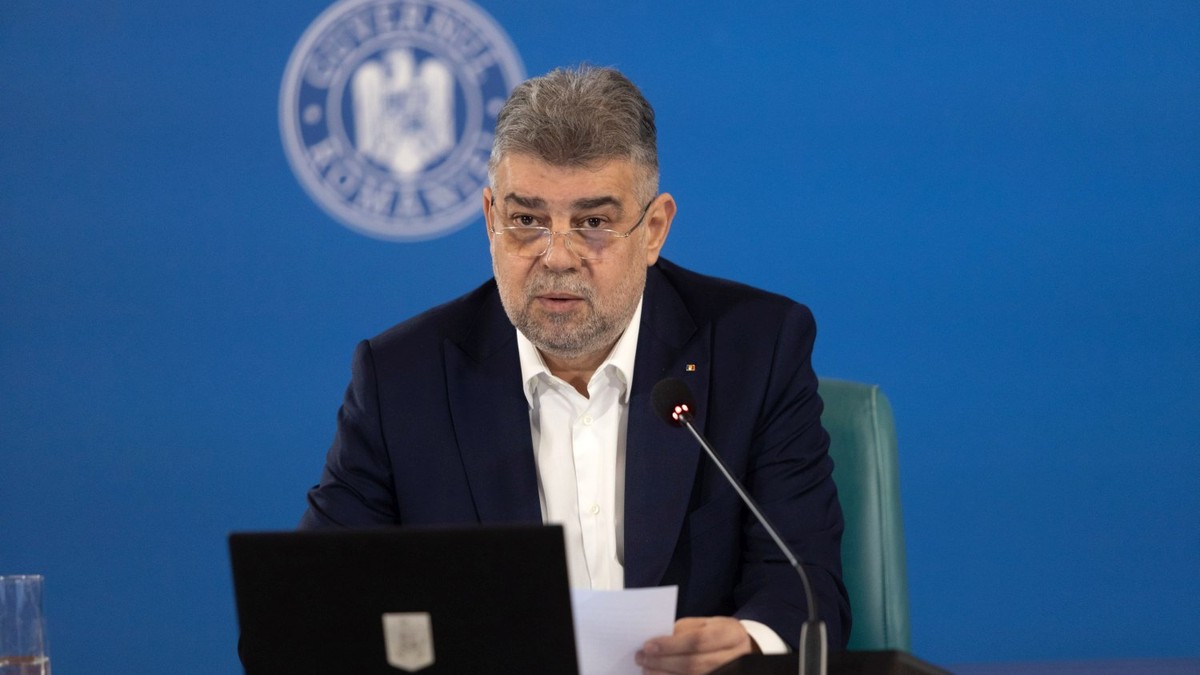 Premierul Marcel Ciolacu, la o ședință de Guvern, pe un fundal albastru