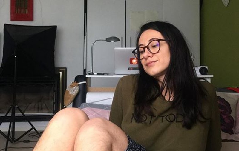Vloggerița neepilată, luată la mișto de autorul "Suge-o, Ramona"