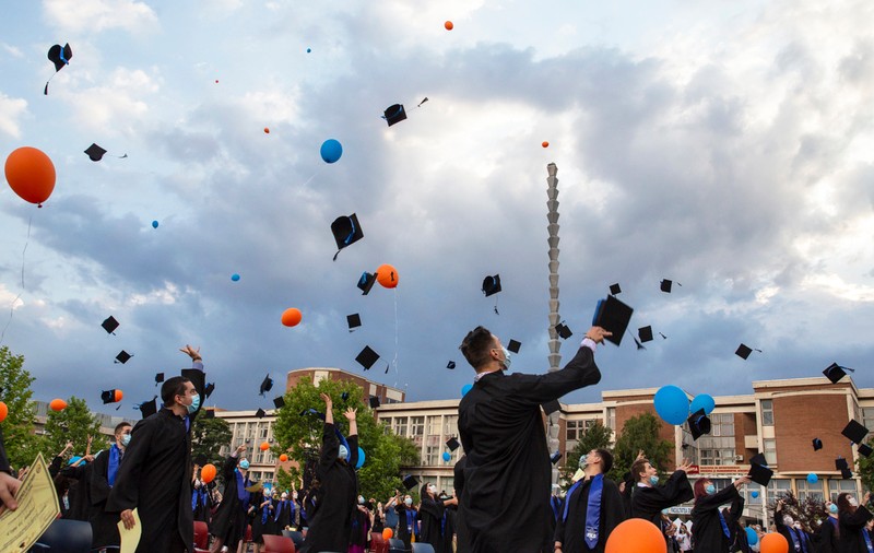Festivitate de absolvire la Politehnica din București cu măști, ploaie și speranțe: „Jur să-mi construiesc traiectoria prin viață în respect, cinste și demnitate”