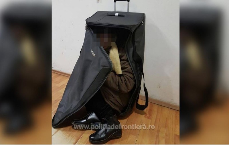 Două femei din Afganistan s-au ascuns în geamantane. Prinse în tren de polițiștii de frontieră din Arad
