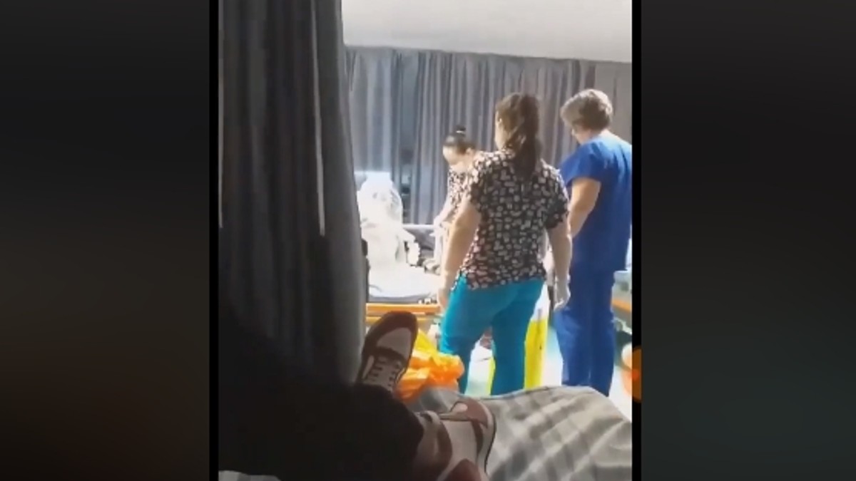 Infirmierele de la Spitalul Municipal din București au fost filmate când îi loveau și în înjurau