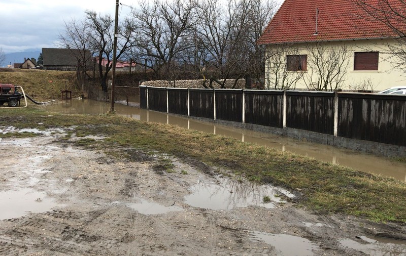 FOTO&VIDEO/ Inundațiile din județul Brașov au afectat peste o sută de gospodării, terenuri şi locuinţe. Cursuri suspendate în patru școli