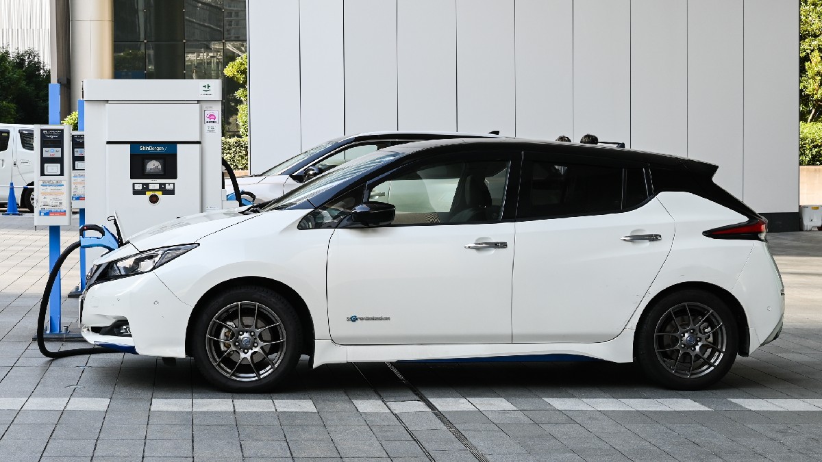 Un Nissan Leaf în timpul încărcării