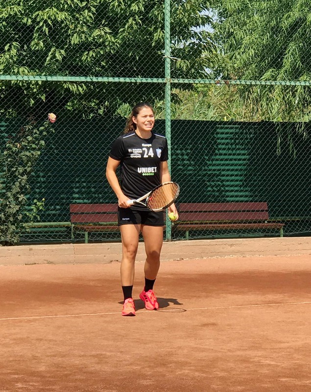 Martine Smeets, campioană mondială cu Olanda, s-a adaptat repede la CSM București. Meci de tenis inedit cu Linnea Torstensson