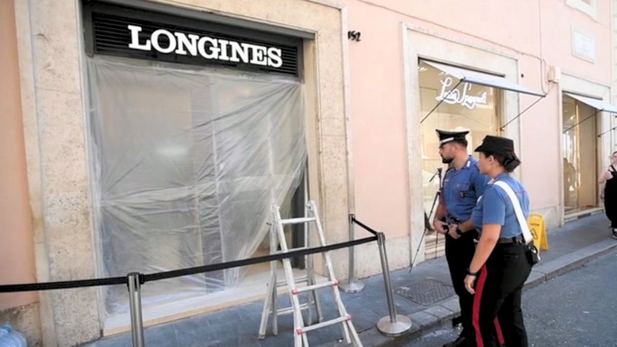 Magazin Longines cu geam spart si politie pe langa el