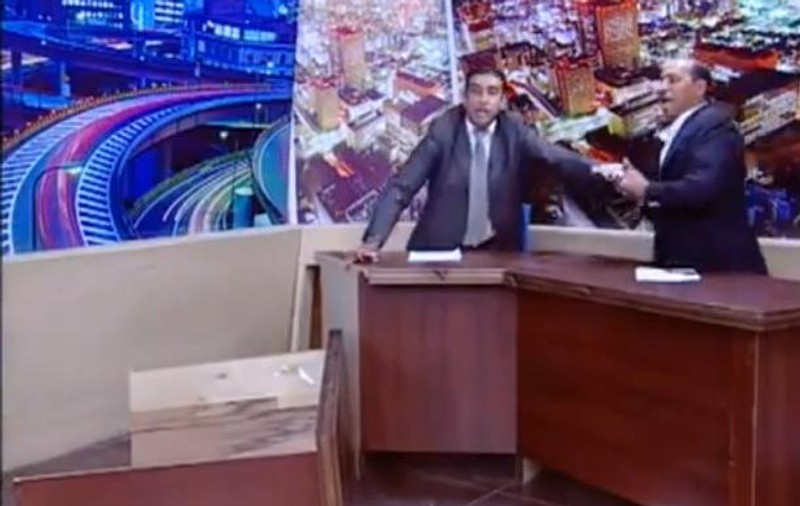 CLIPA DE TEROARE! Un politician din Iordania a scos pistolul la un adversar, ÎN DIRECT, la TV! URMAREA este INFARCT! VIDEO