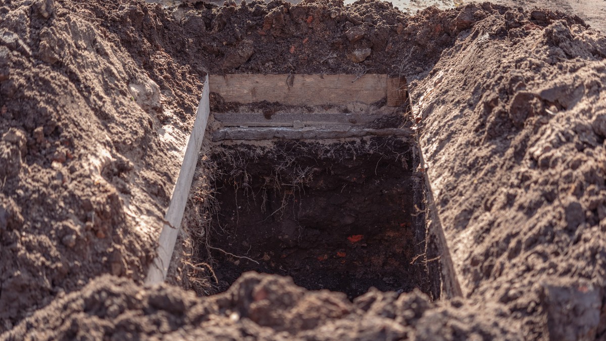 Mormânt proaspăt săpat. Imagine cu caracter ilustrativ. Foto Shutterstock