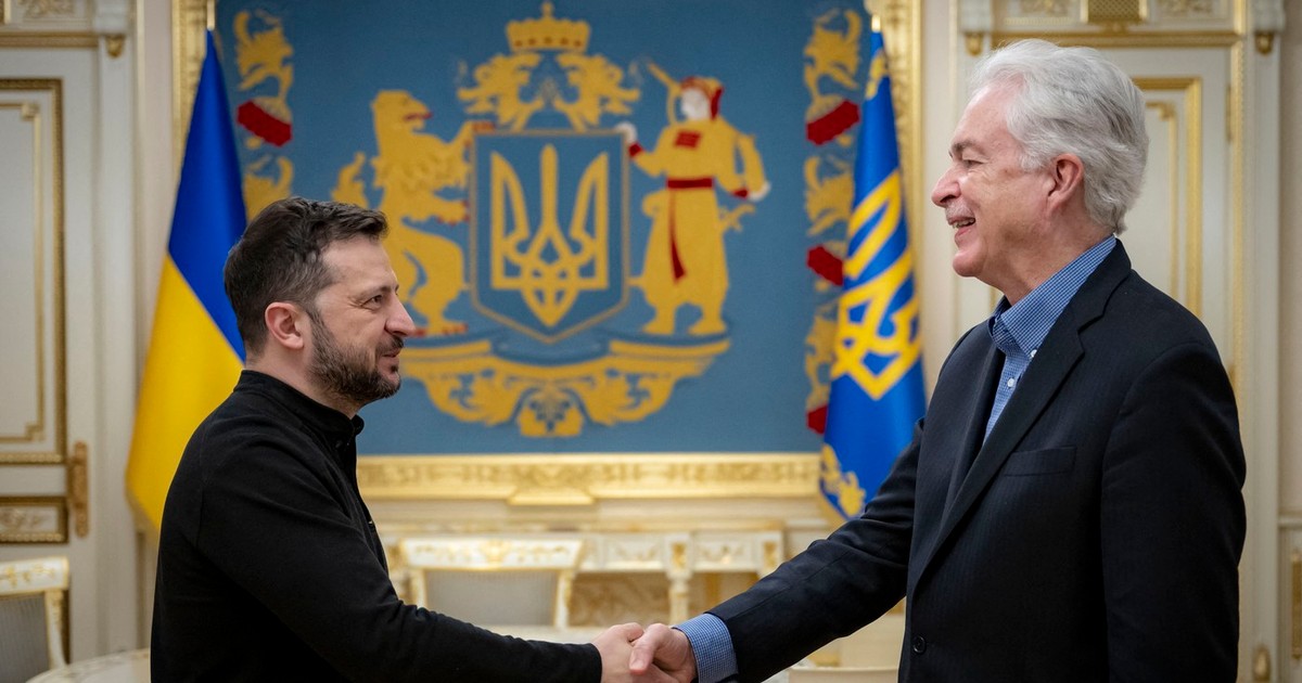 Volodimir Zelenski a distribuit o fotografie în care dă mâna cu William Burns (dreapta) Foto: Profimedia