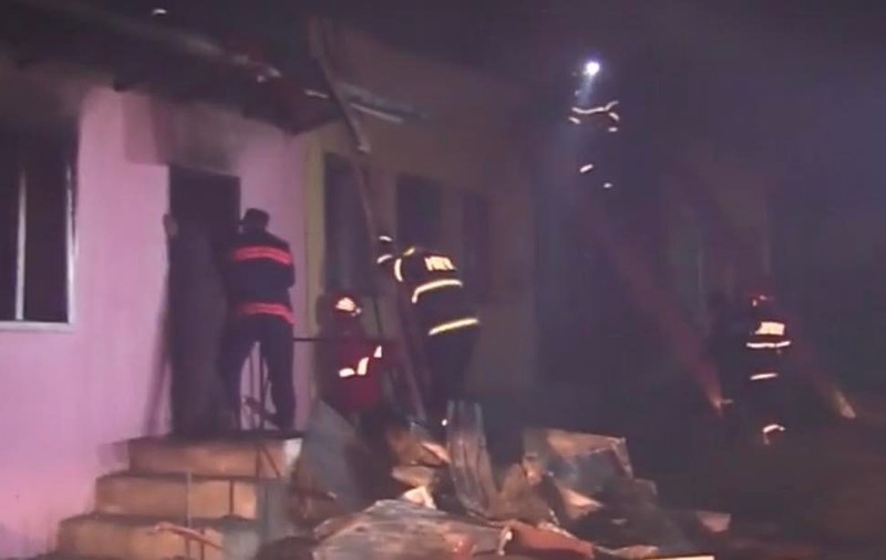 Patru case au ars în județul Vaslui, într-un incendiu. Localnicii acuză că un bolnav psihic a pus focul
