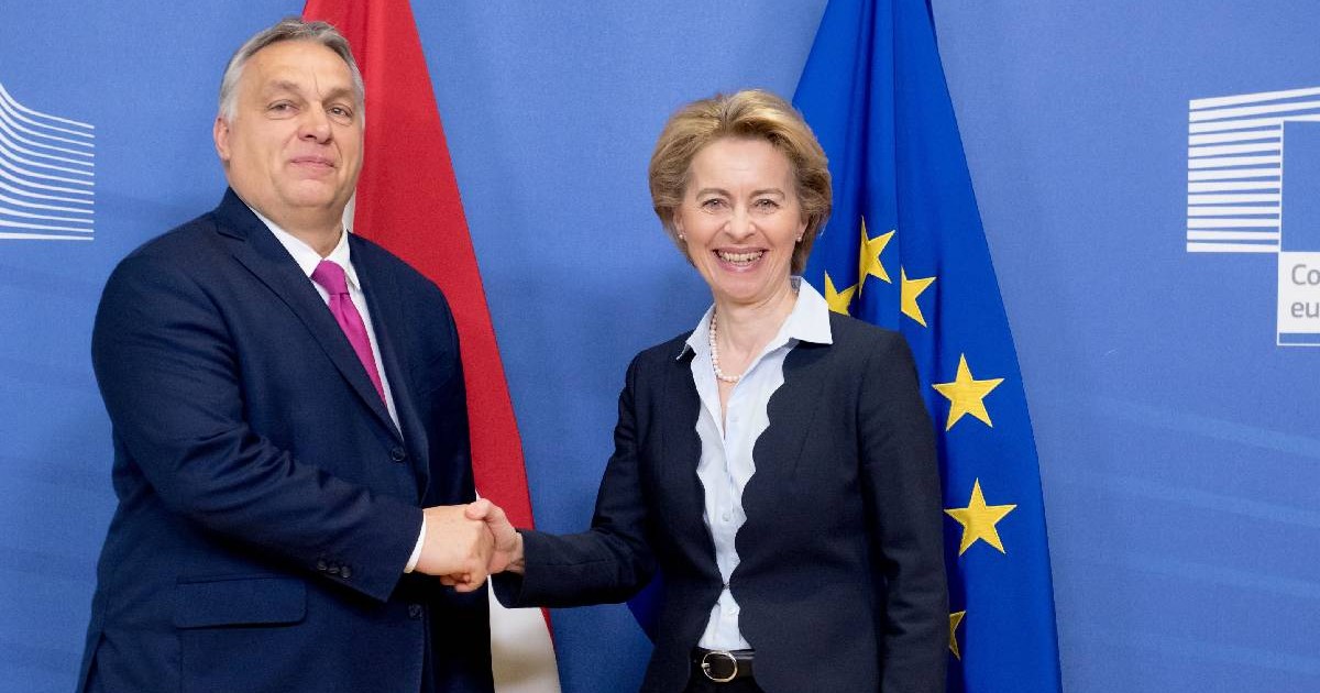 Președinta Comisiei Europene, Ursula von der Leyen (d), dă mâna cu prim-ministrul ungar, Viktor Orban, în timpul întâlnirii lor de la sediul Comisiei Europene, în 2020