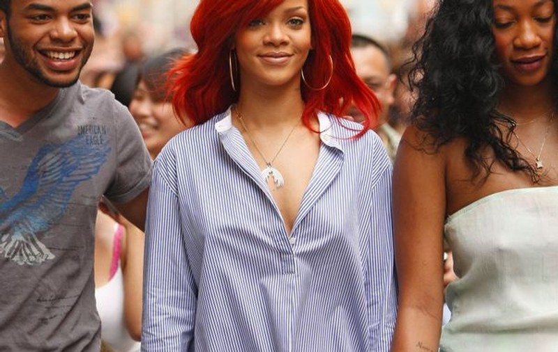 Foto | Rihanna, pe stradă îmbrăcată doar în cămașă