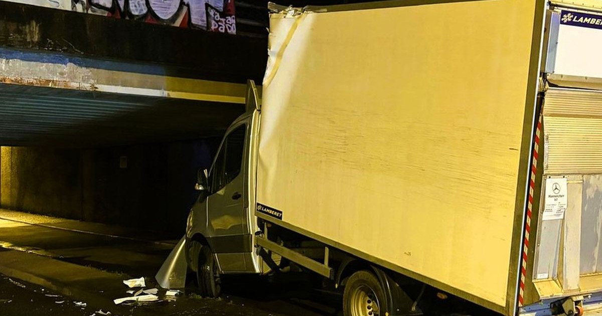 Un TIR a intrat cu cabina într-un pasaj și a rămas blocat acolo, pe timp de noapte, pe Avenue des Herbettes, din Toulouse, Franța