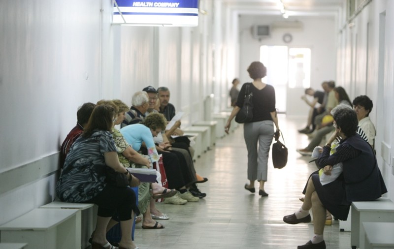 Studiu: 35% dintre bucureşteni susţin că fără "atenţii", doctorii nu te bagă în seamă
