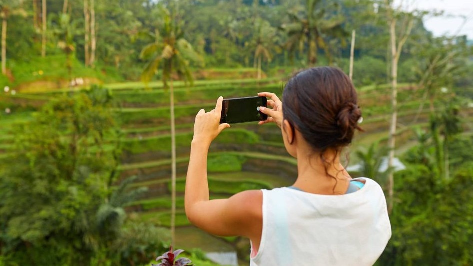 Turist Indonezia, face poze / filmeaza