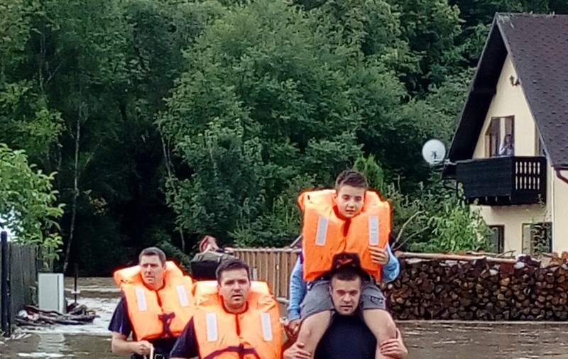 Peste 500 de oameni, evacuați din cauza inundațiilor. MAI a distribuit mâncare și apă în zonele afectate de viituri