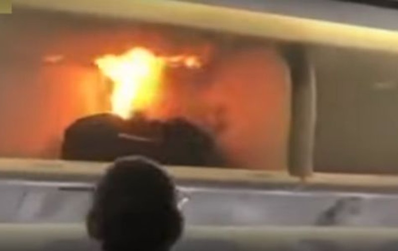 VIDEO | China: O baterie a luat foc într-un avion. Pasagerii, evacuați de urgență
