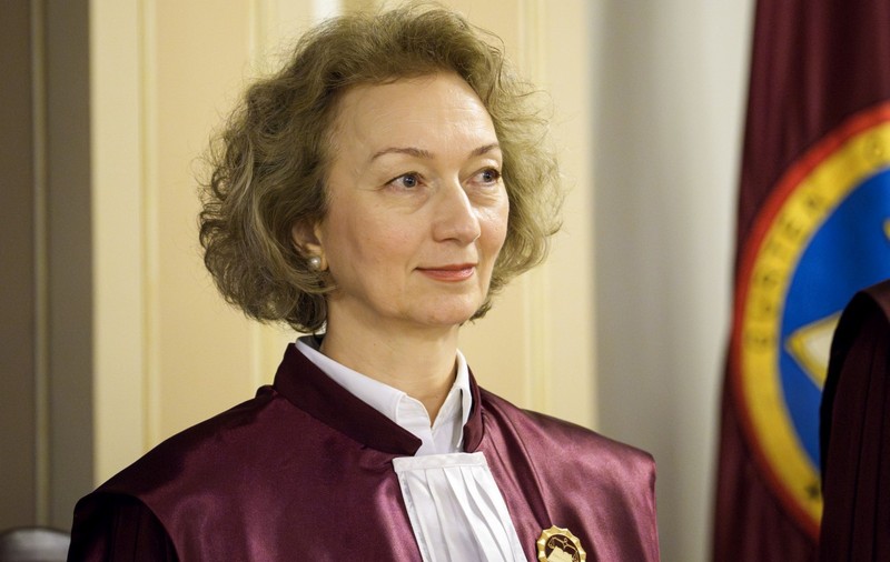 Cine este Simina Tănăsescu, noul președinte al CCR. A fost numită de Klaus Iohannis judecător la Curtea Constituțională