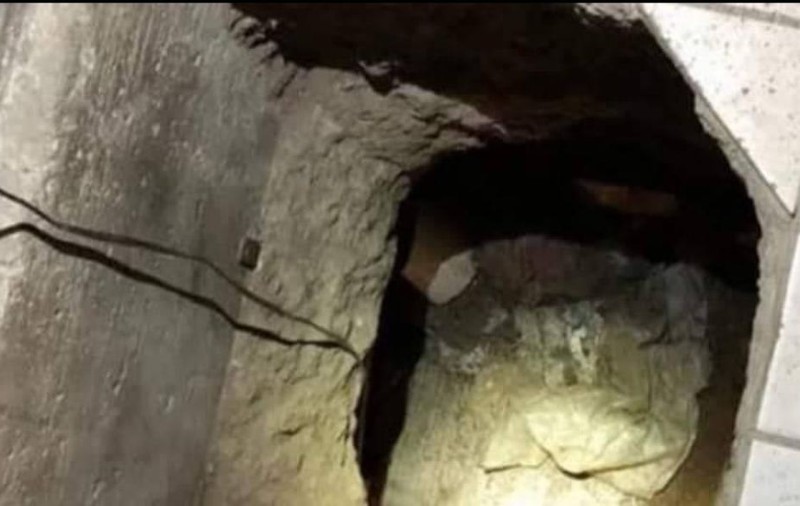 Un zidar a săpat un tunel până sub canapeaua amantei și s-a trezit cu bărbatul înșelat la el în casă: "Nu face zgomot, o trezești pe soția mea!"