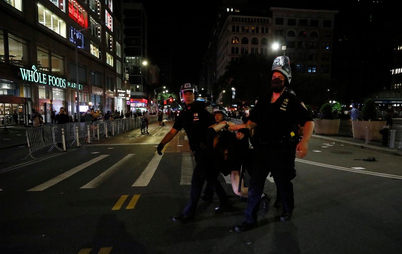 Un parlamentar american pregătește o lege care să elimine imunitatea polițiștilor