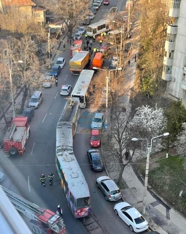Un tramvai a deraiat în zona Baicului din Bucureşti şi a lovit cinci maşini. FOTO