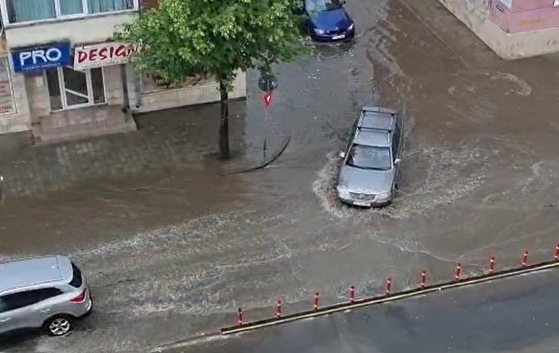 VIDEO. Străzi inundate la Tulcea și Brăila, după ploile torențiale de azi. Furtuna a făcut ravagii și în Iași