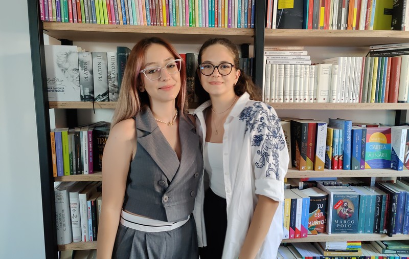 Două eleve au făcut un club de lectură bazat pe lista de cărți a unui personaj dintr-un serial popular în toată lumea: „Lectura obligatorie de la școală este misogină”