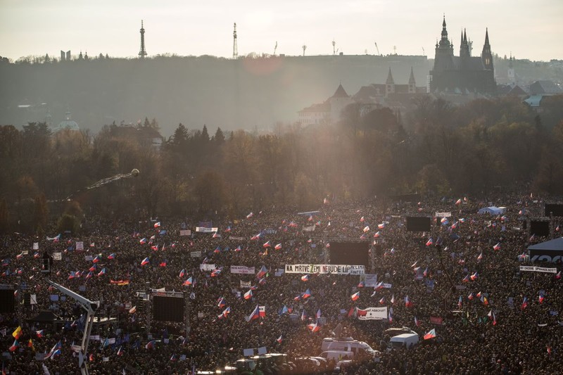 Grupul civic Milioane de Momente pentru Democrație a organizat un protest masiv la Praga Foto: EPA