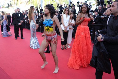Femeia care a protestat vineri la Festivalul de Film de la Cannes. Foto: Profimedia