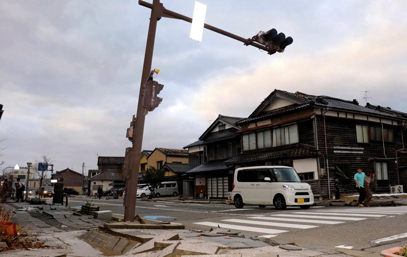 Momentul în care Japonia este lovită de cutremur. Drumuri crăpate și case distruse, printre pagube. VIDEO