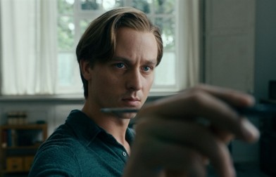 Secvență din „Never Look Away”