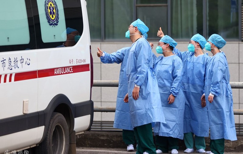 O femeie însărcinată a pierdut copilul, după ce nu a fost primită într-un spital din China, deoarece avea un test COVID vechi
